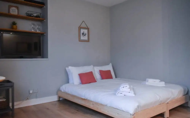 Refurbished Studio Flat Next To Brighton Station