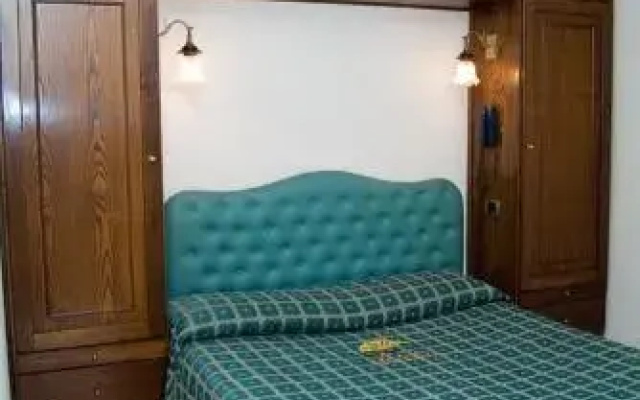 Hotel 2000