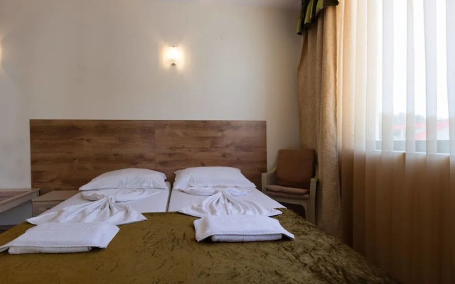 Studio for Family with Kitchenette and Pool view