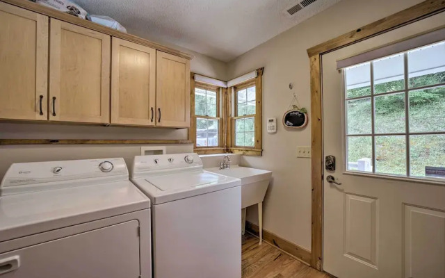 Settlers Mountain Retreat: On-site Hikes & Views!