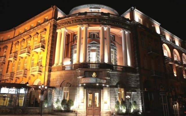 Отель Grand Hotel Yerevan Армения, Ереван - 4 отзыва об отеле, цены и фото номеров - забронировать отель Grand Hotel Yerevan онлайн вид на фасад