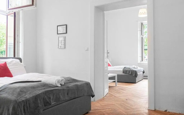 Classy 2BR Apt. w/ Exclusive Location near AKH