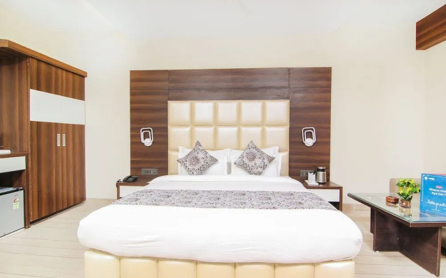 OYO 13482 Hotel Moments