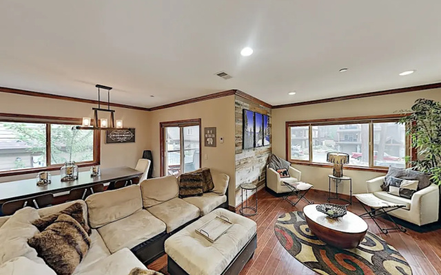 3987mant 3 Bedroom Condo