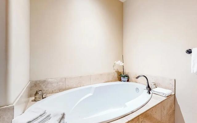 3BR w/ Balcony, Central AC & Deck