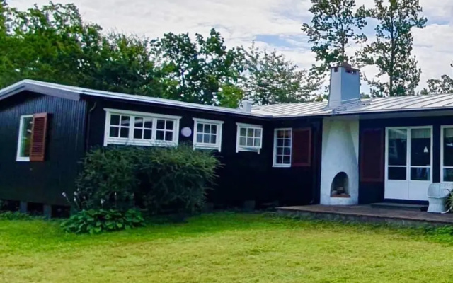 Cozy Seaside Getaway in Grankullavik