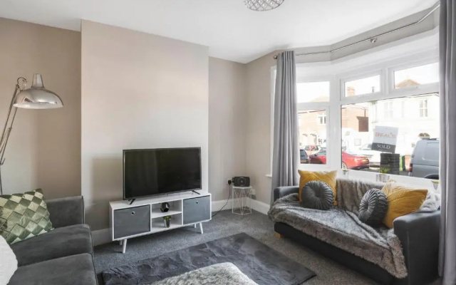Spacious 3 Bed House, Netflix, Garden, Parking