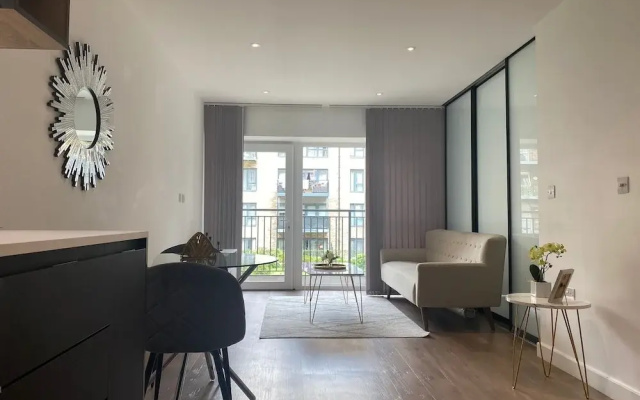 Sunny Gardens 3-bed Apartment in London