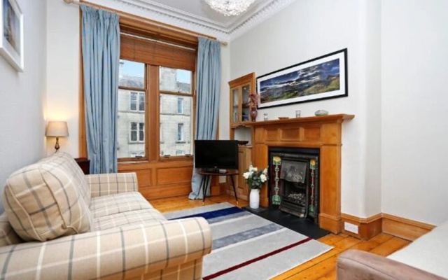 Traditional Scottish Flat with Fireplace