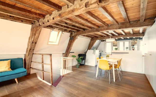 Stylish Duplex Apartment for 10