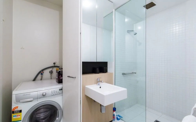Cleo, 1BDR St Kilda Apartment