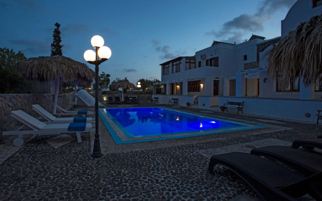 Birds Villa Apartments with Heated Pool - Including Car and Breakfast