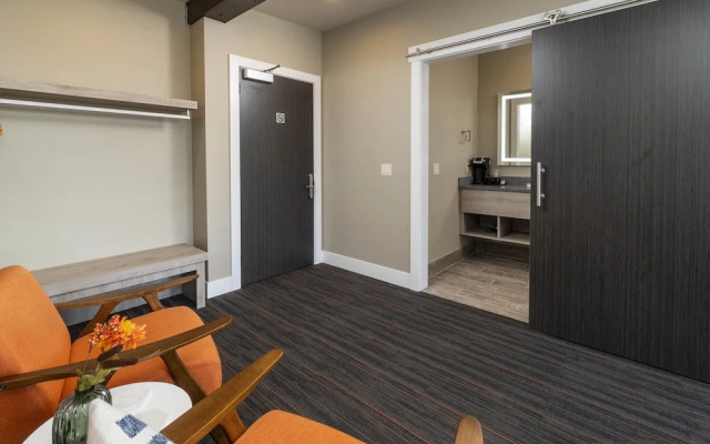 Ski Inn Taphouse Hotel
