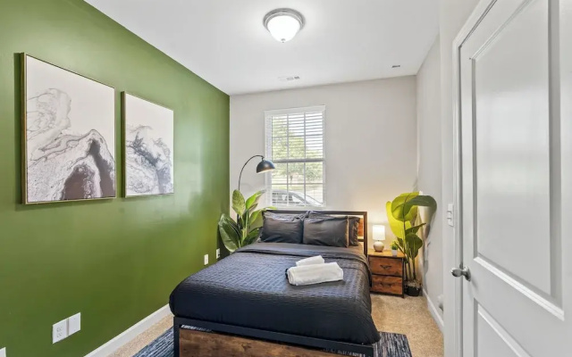 Upscale King 3BR Townhouse in Pineville