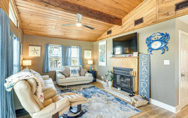 Fish, Crab, Unwind! Canal-front Gem in Galveston