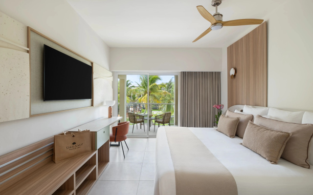 Now Larimar - Preferred Club Deluxe Pool/piscina View