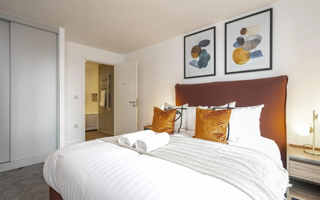 Waterside Flat in Central Leeds
