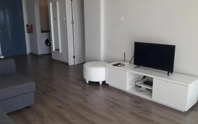 Modern and stylish 1 bedroom apartment in King's Palace