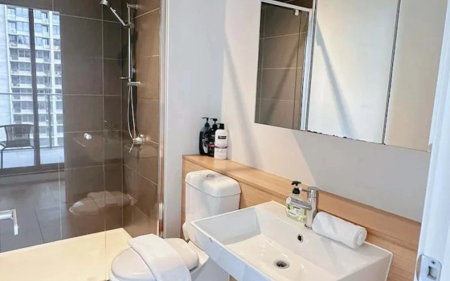 A Chic 2BR Apt Across From Southern Cross Station