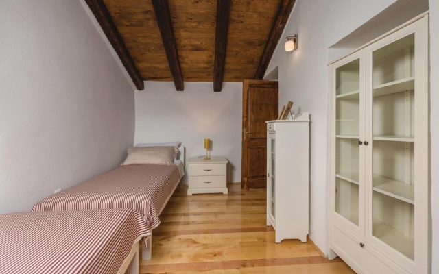 Beautiful Home in Kanfanar With Jacuzzi, Wifi and 7 Bedrooms