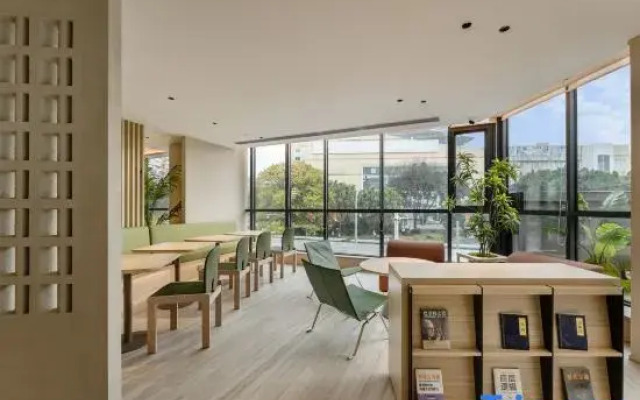 Libai Hotel (Chengdu South Railway Station Yulin Life Plaza)