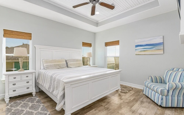1 Holiday 4 Bedroom Home by RedAwning