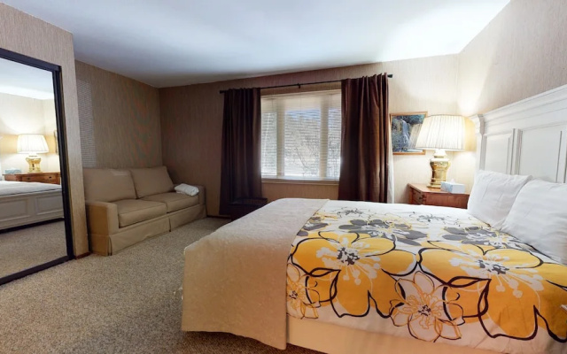 Winterset Woodland - Near Hike & Bike Trails!