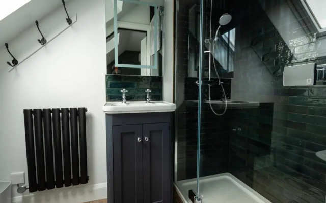 Stylish one bedroom Cotswold Coach House Tetbury