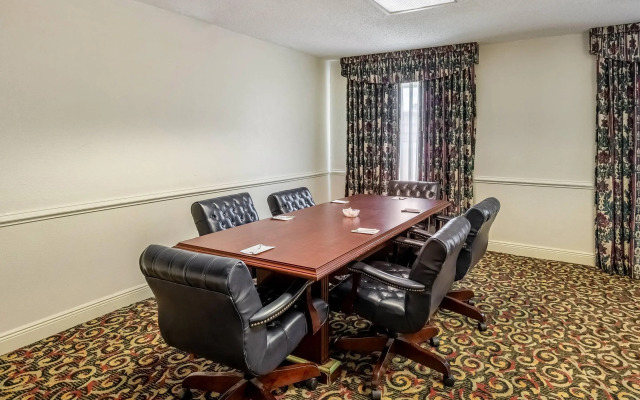 Clarion Inn & Suites Central Clearwater Beach