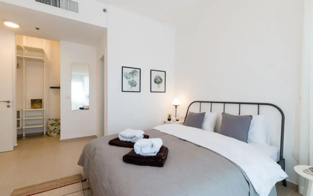 Artsy Modern Bright Apt in Bat Yam