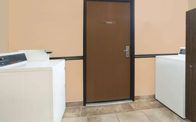 Super 8 by Wyndham Sheboygan WI
