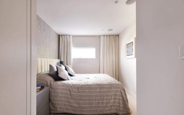 Bright Chelsea Grosvenor Waterside Apartment