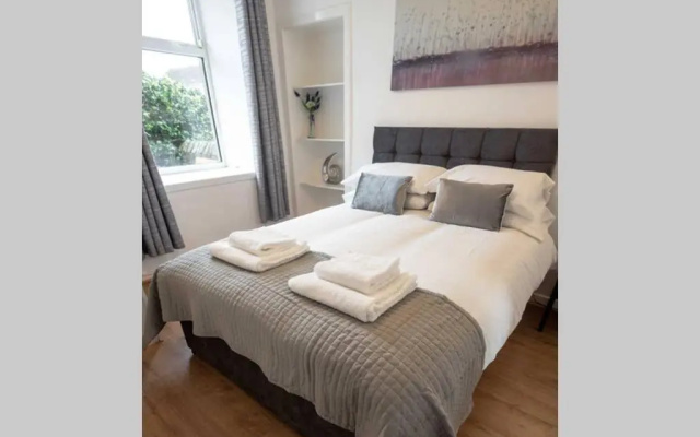 ☆ Quiet Ground Floor Apartment Near University ☆