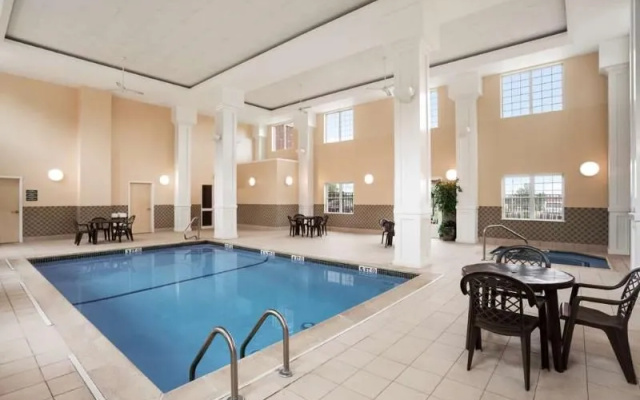 Country Inn & Suites Manchester Airport
