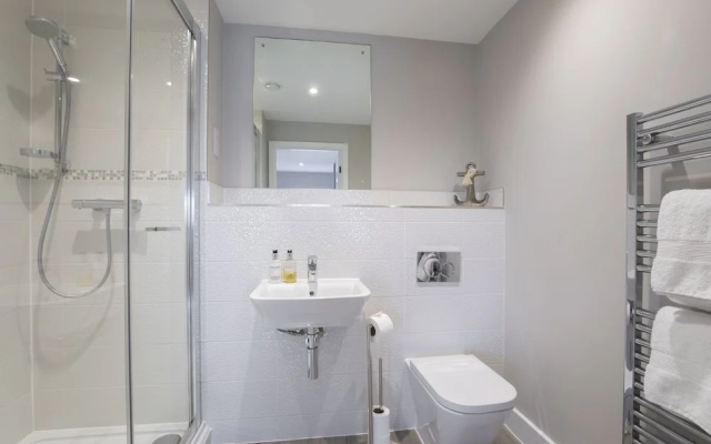 Elliot Oliver - Luxury 3 Bedroom Town Centre Apartment With Parking
