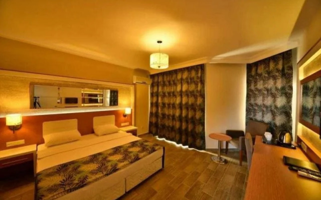 Dolphin Suite Hotel