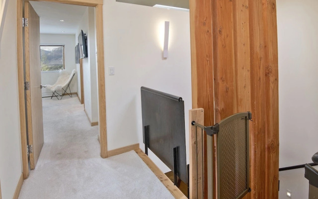 Eiger 9 3 Bedroom Condo by RedAwning