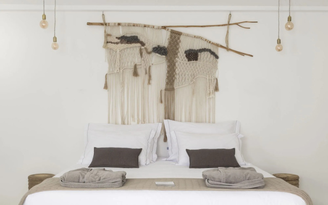 White Exclusive Suite & Villas