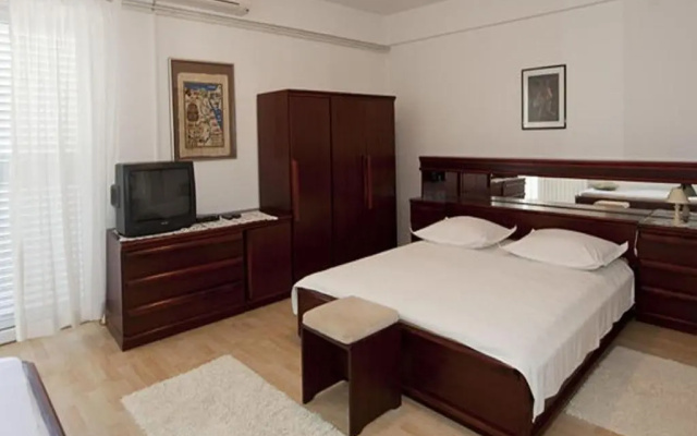 Apartments rooms Roza-200m to sea