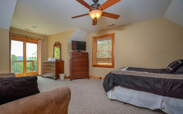 Cozy Bear Chalet 4 Bedroom House