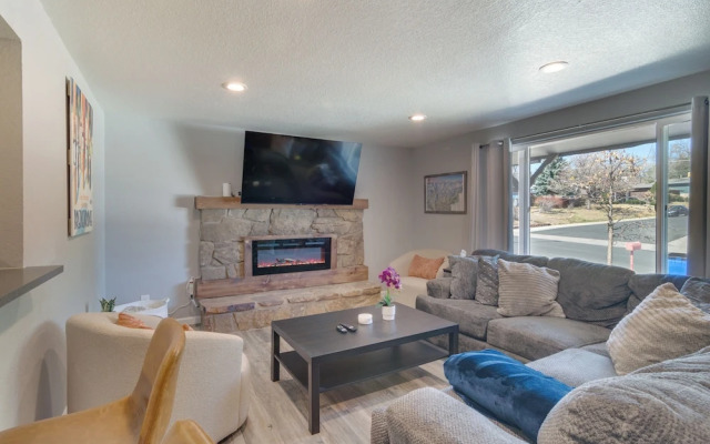 Bbq, Hot Tub, Patio, Sunroom + Games!