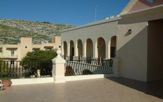 Отель San Antonio Guest House Мунксар вид на фасад
