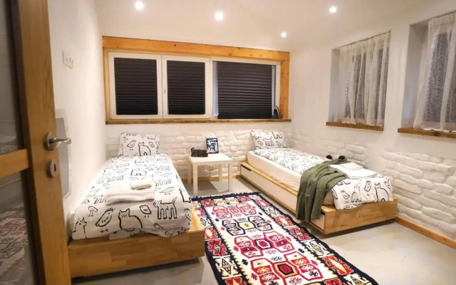 Modern and Specious 3-Bedroom Entire House