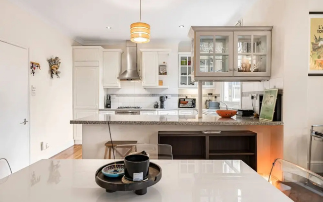 Stylish 1BR Kensington Home With Balcony