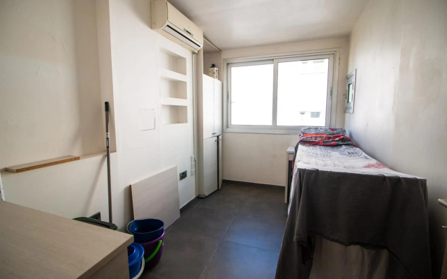 Renovated 2-bedroom flat with free parking, center