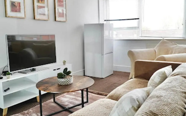 Clean, Spacious 2-bed Apartment in Brierley Hill