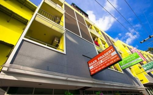 Отель Baan Prasert Guesthouse вид на фасад