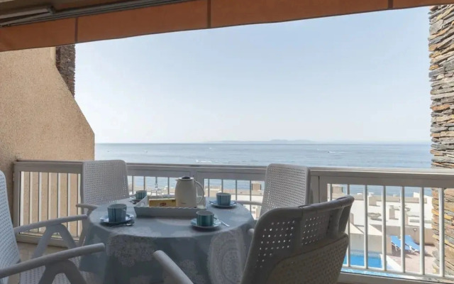 Sea-view Apartment in Roses Near Beach