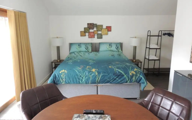 Braeview Studio (Adults Only)