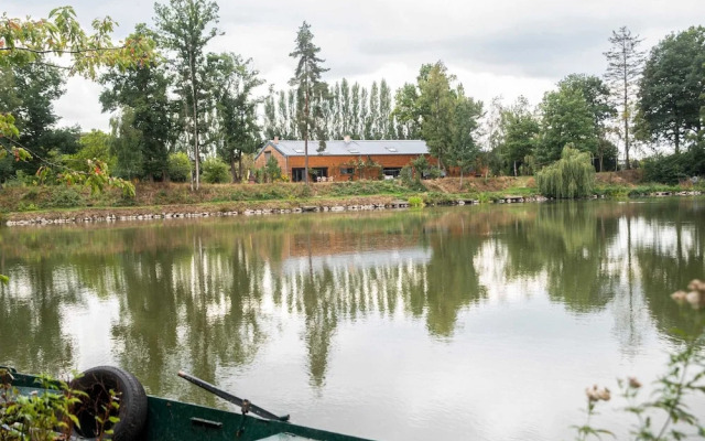Idyllic Lakeside Cottage